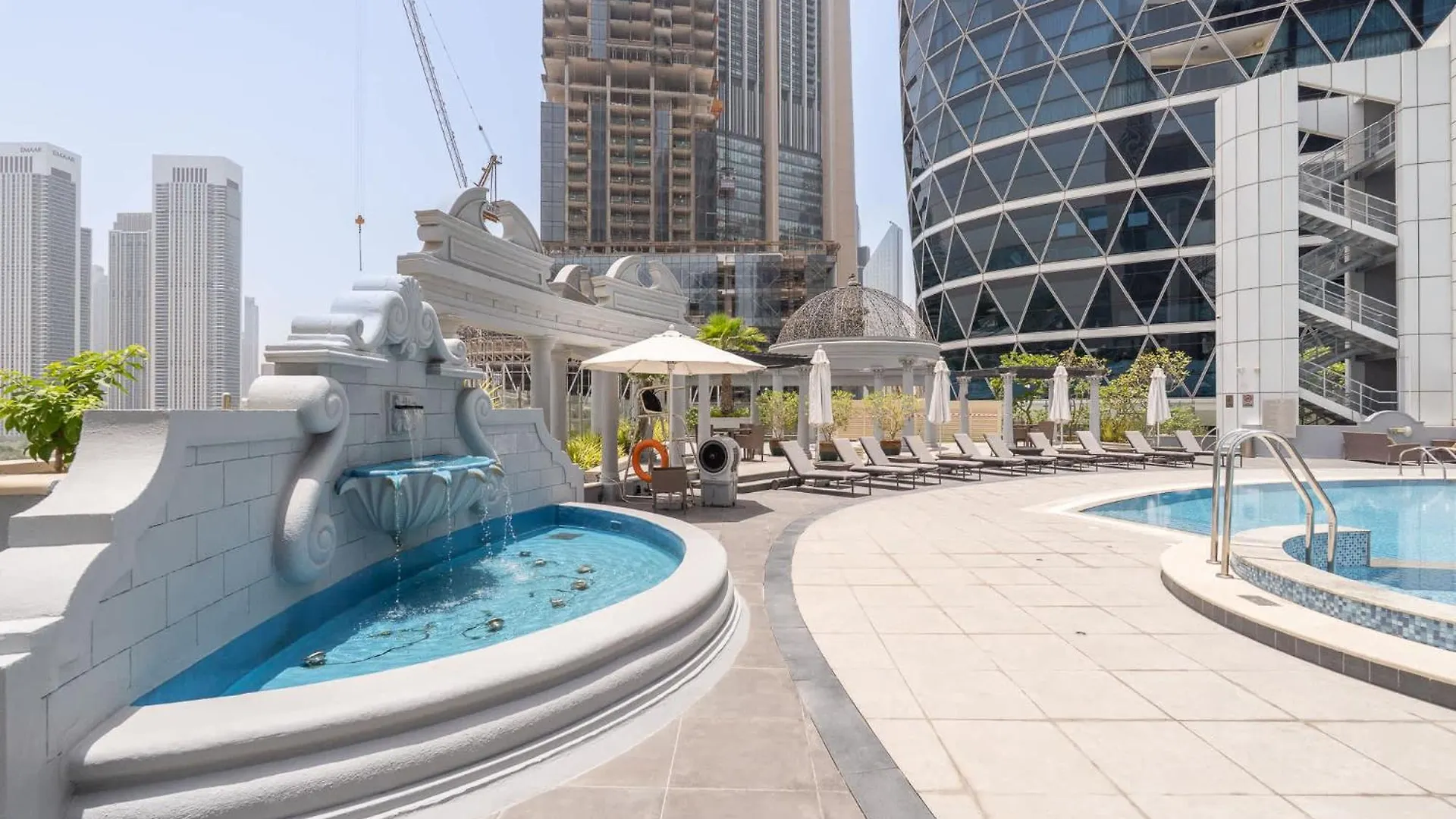 Stylish Difc Apartment Sleeps 4 With Pool & Gym Dubaj