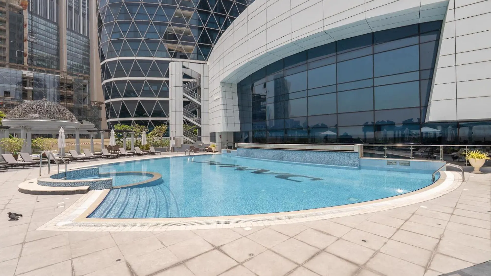 Stylish Difc Apartment Sleeps 4 With Pool & Gym Dubaj
