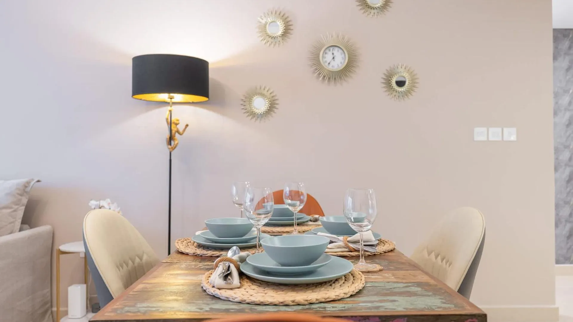 Stylish Difc Apartment Sleeps 4 With Pool & Gym Dubaj